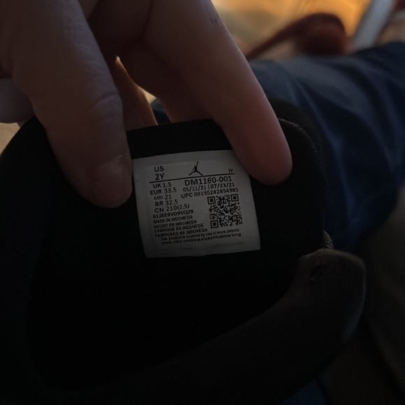 Boys basketball Jordan’s! Black with silver accent. - Picture 4 of 4